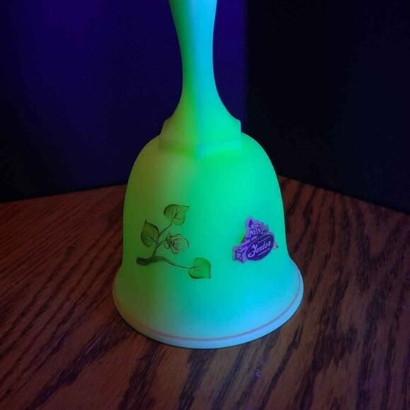 VTG 1980 Fenton Custard Glass Signed Hand Painted Bell  Bird & Branches 6 1/2 - Picture 5 of 6